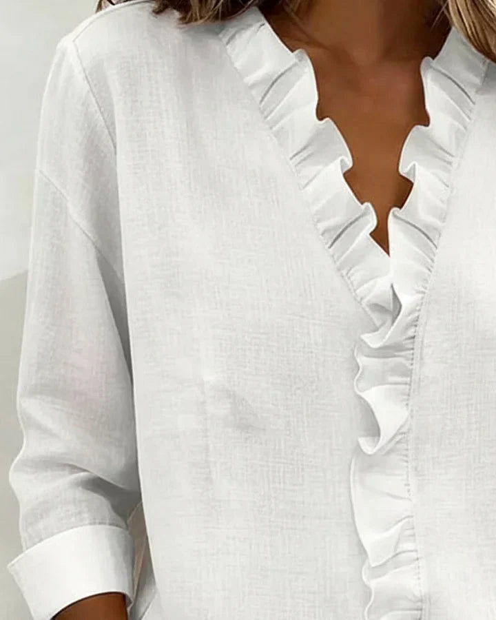 Chiara™ | Blusa con cuello en V y volantes delicados
