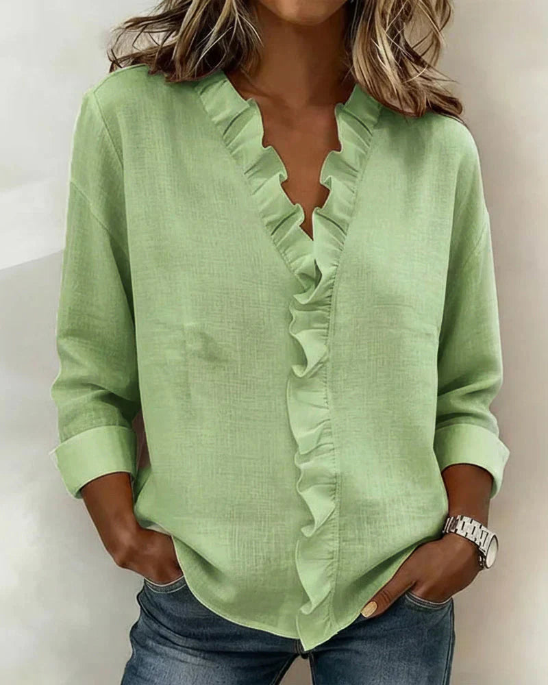Chiara™ | Blusa con cuello en V y volantes delicados