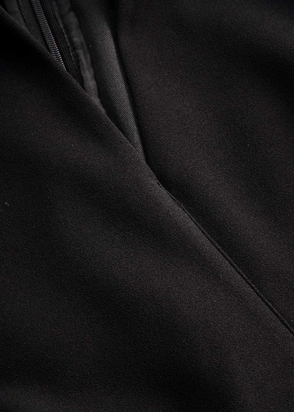 Isabella | Vestido negro refinado