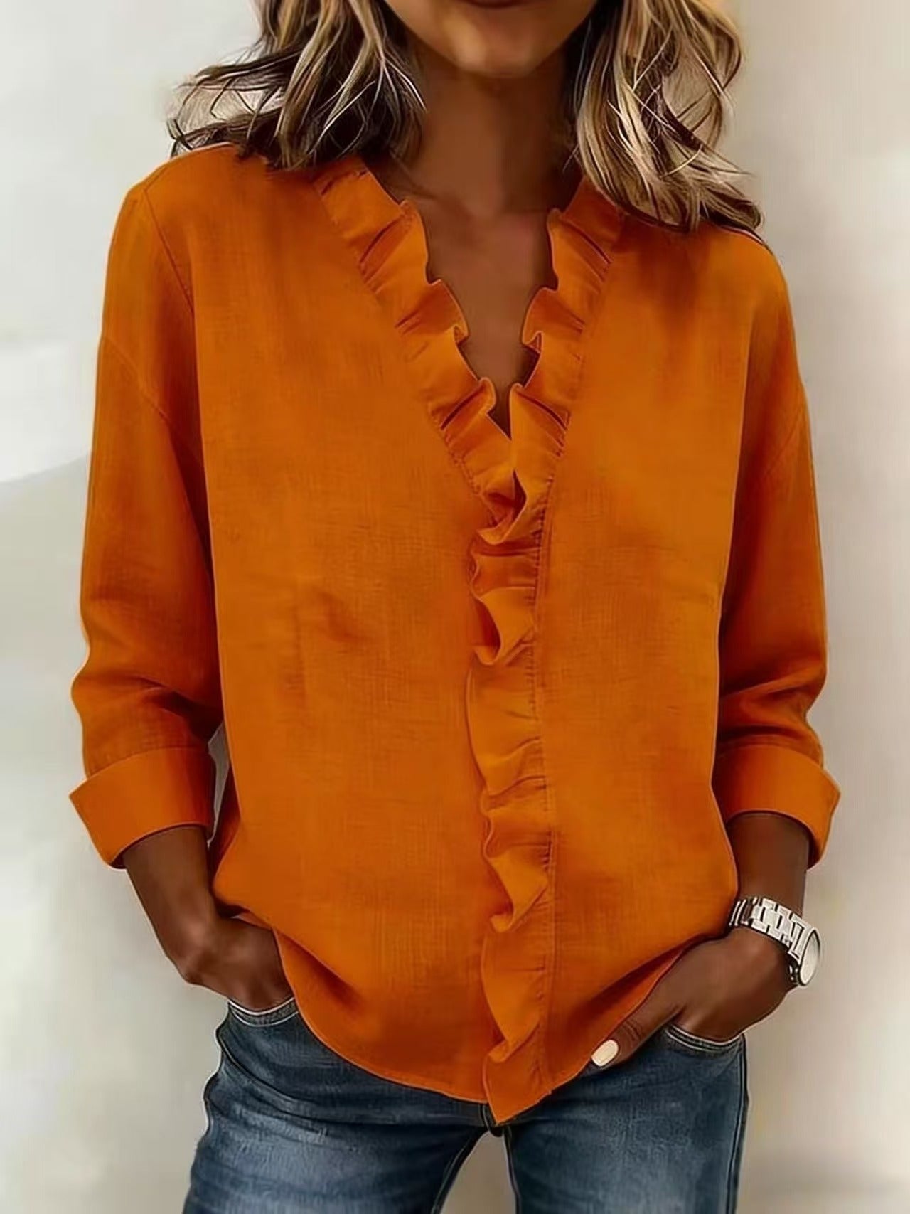Chiara™ | Blusa con cuello en V y volantes delicados