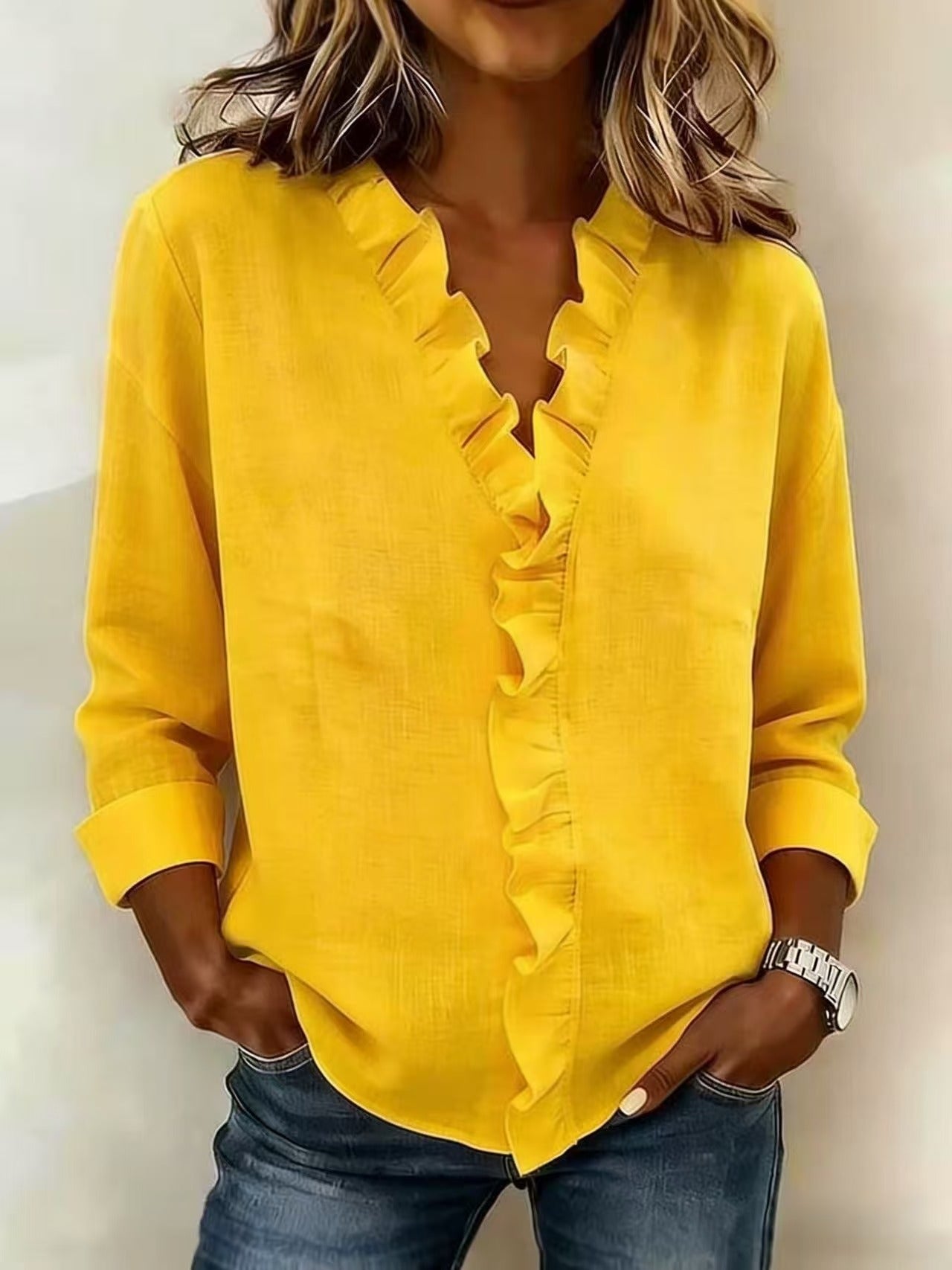 Chiara™ | Blusa con cuello en V y volantes delicados