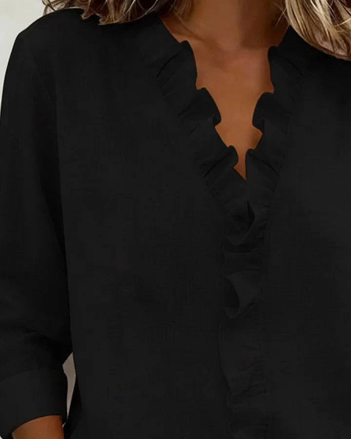 Chiara™ | Blusa con cuello en V y volantes delicados